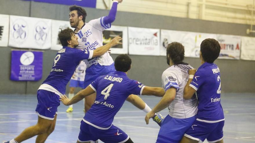 Una acción del partido entre la Atlética Avilesina y el Cronistar Oviedo.