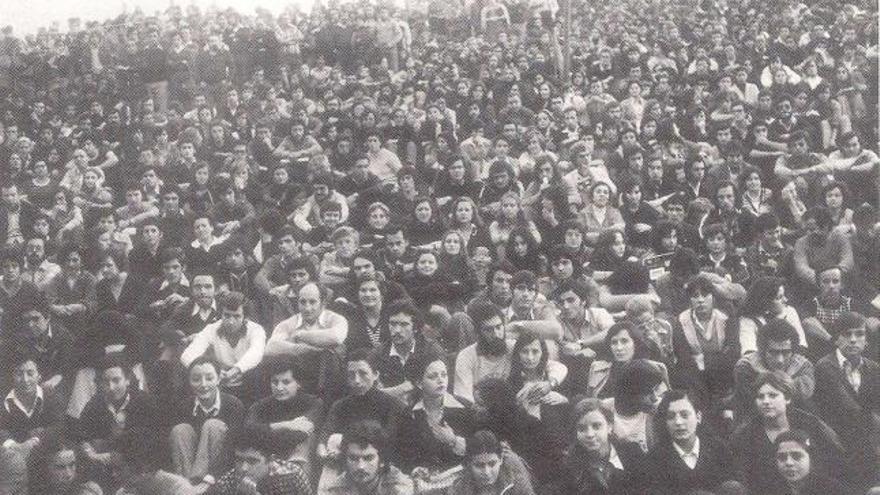 Asistentes al concierto del 24 de septiembre de 1976 en la avenida de Langreo de Noreña.