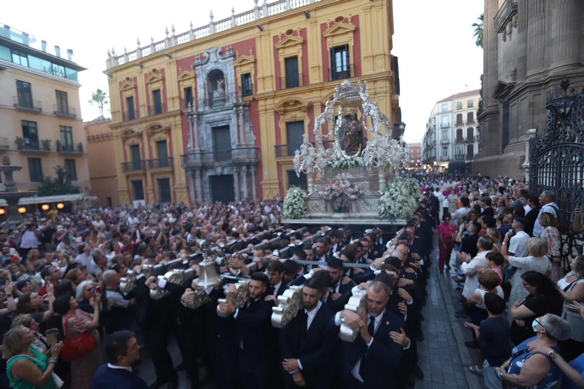 La patrona de Málaga, la Virgen de la Victoria, vuelve a procesionar por las calles de la ciudad