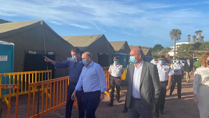 El delegado del Gobierno en Canarias visita el Centro de Atención Temporal a Extranjeros en Barranco Seco en compañía de autoridades de la Policía Nacional, entre otras.