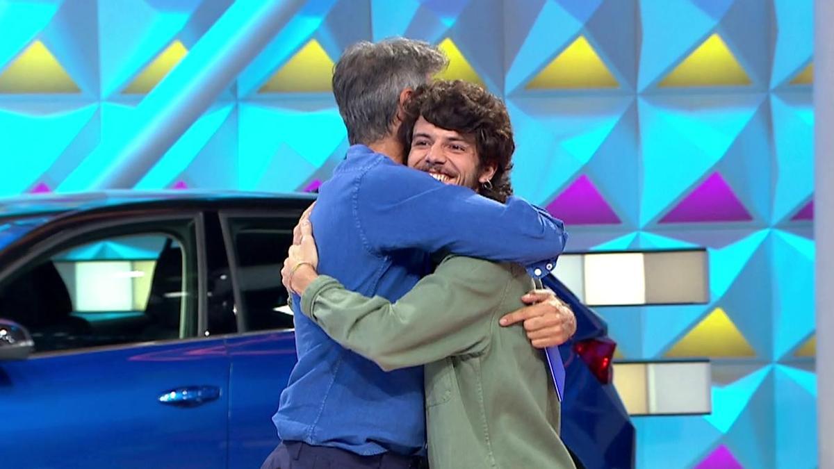 El presentador del espacio de Antena 3, felicitando a Luis Cerdá tras su gran resultado.