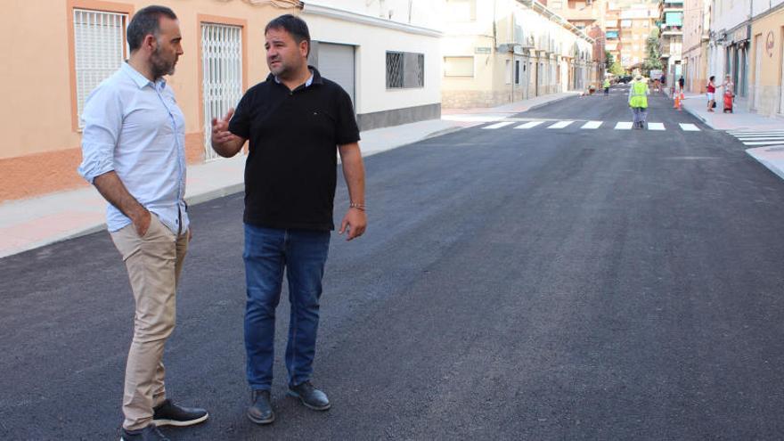 El alcalde visitando las calles en que se han llevado a cabo las obras