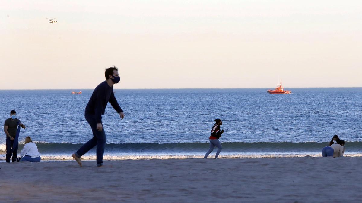 Buscan a un joven desaparecido en el agua de la playa de la Malva-rosa