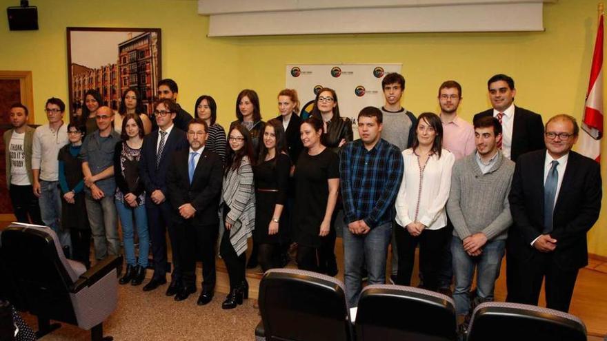 Genaro Alonso, séptimo por la izquierda, con estudiantes de FP.