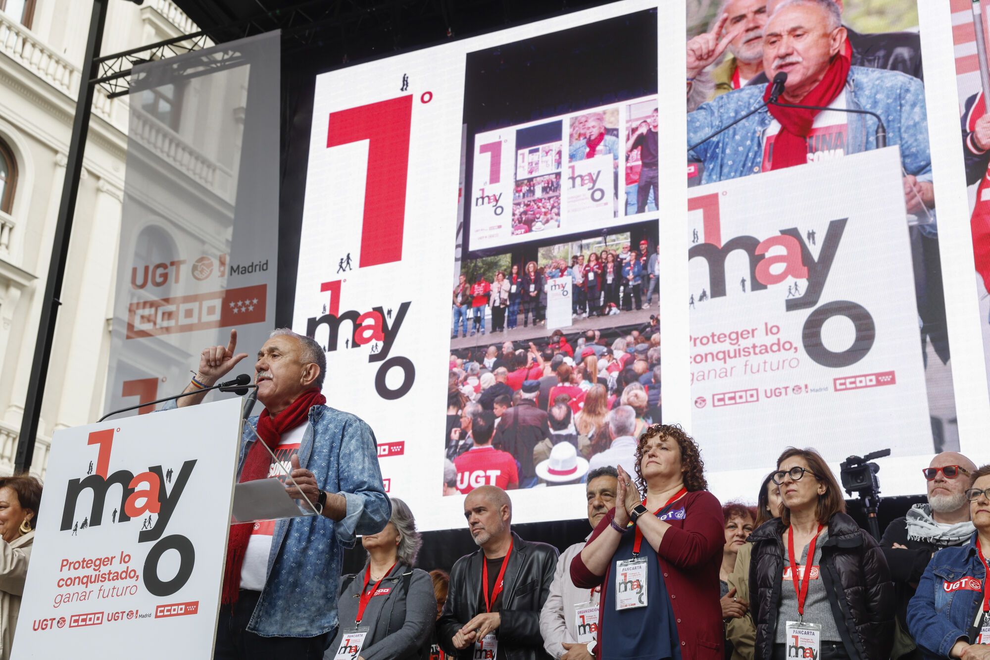 El secretario general de UGT, Pepe Álvarez, durante su discurso este jueves tras la manifestación del Primero de Mayo en Madrid, con el lema "Proteger lo conquistado, ganar futuro". EFE/ Juan Carlos Hidalgo
