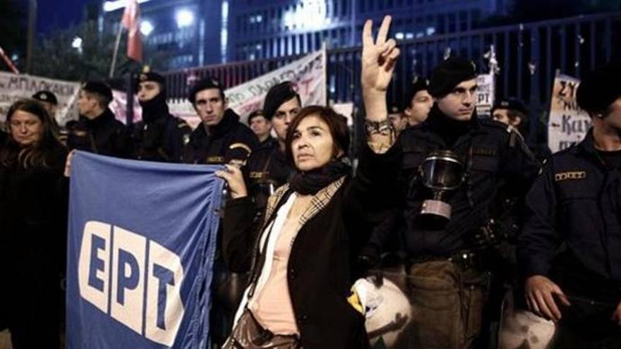 Los trabajadores de la tele pública griega emiten las noticias desde la calle