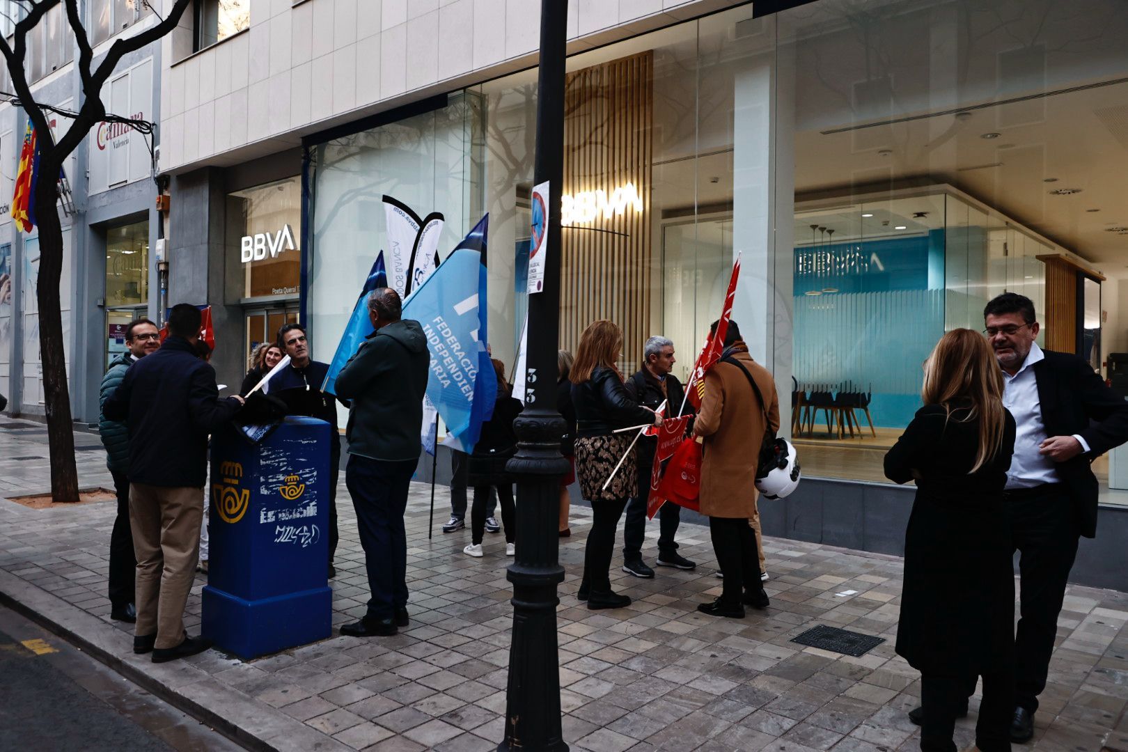 Los empleados de banca protestan ante la sedes de las entidades en València para reclamar una subida de sueldo