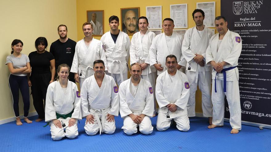 Entrenadores y alumnos de la escuela viguesa.