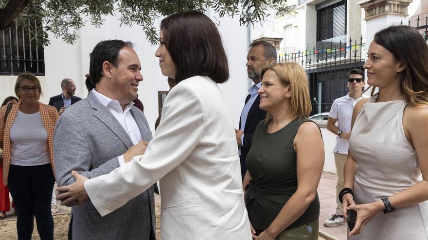 La política mira al cielo entre la playa, el cámping y el Cecopi