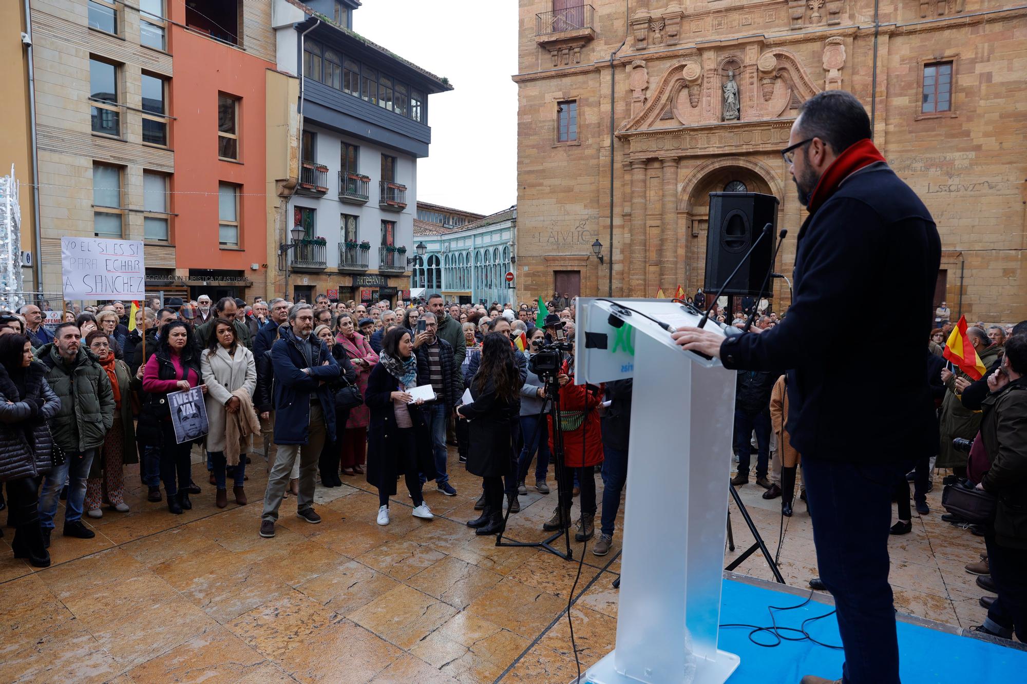 EN IMÁGENES: Vox exige elecciones generales al grito de "Sánchez vete ya" en la plaza del Ayuntamiento de Oviedo