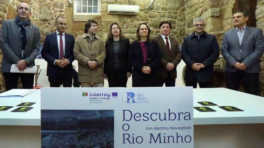 El jefe de servicio de Patrimonio Natural de la Xunta, Pablo Caballero; el presidente de Turismo de Porto e Norte, Luis Martins; el presidente de la Câmara de Monção, António Barbosa; la alcaldesa de Salvaterra, Marta Valcárcel; la coordinadora de proyectos europeos de Turismo de Galicia, Laura González; el exalcalde de Salvaterra, Arturo Grandal; el vareador de Cultura de Valença, Jose Monte, y el técnico del proyecto. // A.H.