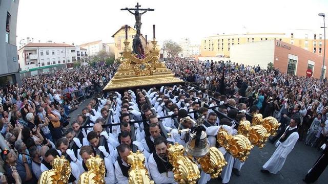 Salida del Cristo de la Buena Muerte en la Semana Santa de Málaga.