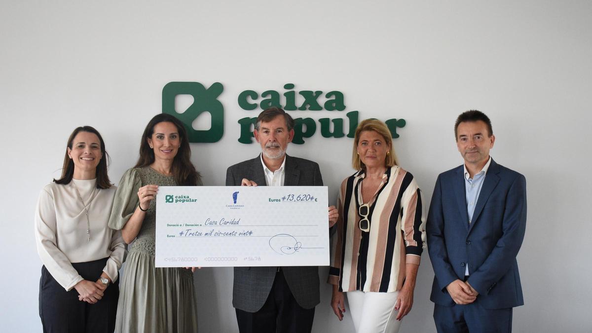 Moment en el  qual Caixa Popular lliura l’ajuda que ha donat a Cáritas Valencia.
