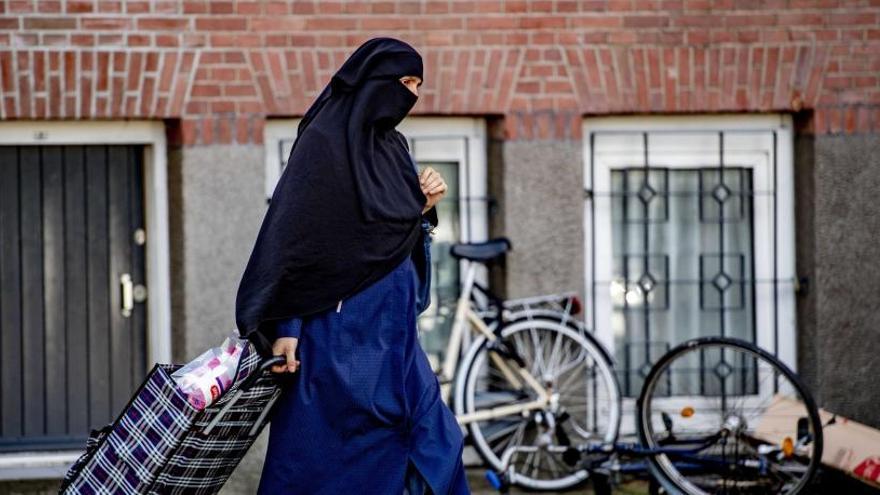 Una mujer viste un burka en Rotterdam.