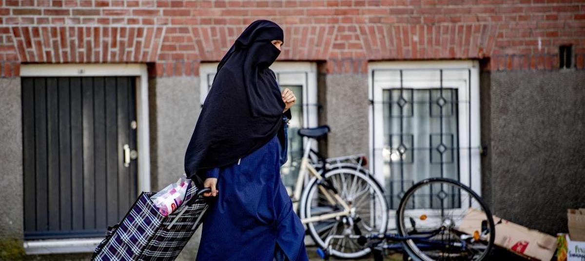 Una mujer viste un burka en Rotterdam.