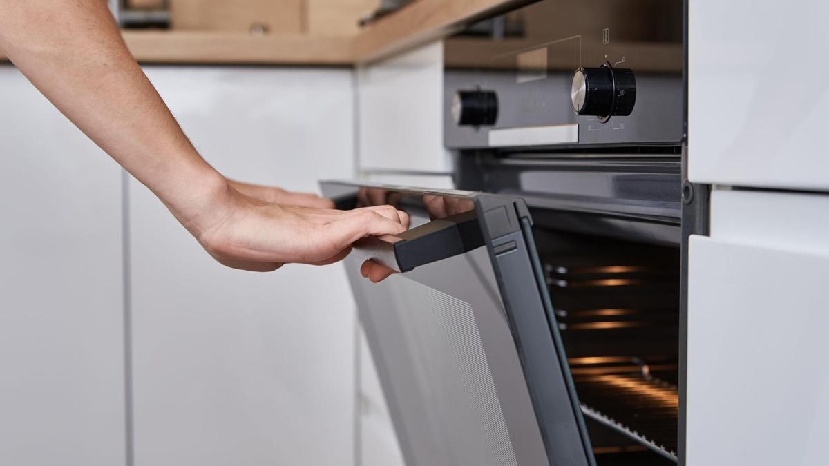 El truco que sirve para cocinar con la puerta del horno abierta