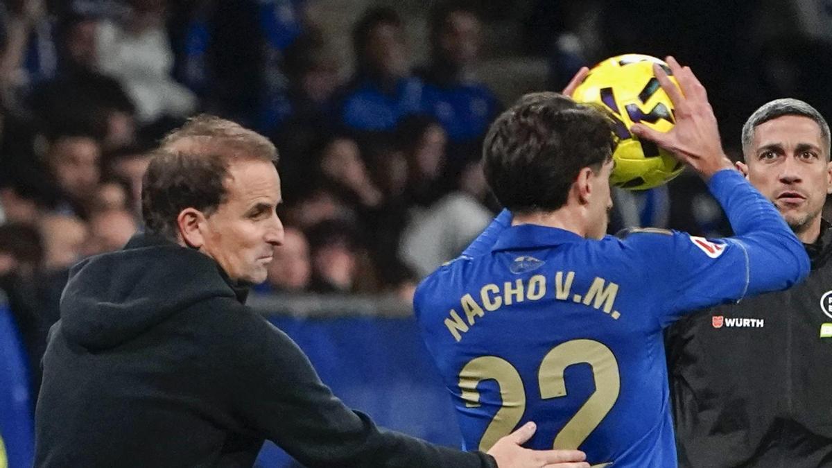 Jagoba Arrasate, junto a Nacho Vidal durante el partido ante el Oviedo