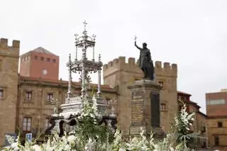 Pétalos, incienso, niños... así fue la procesión del Corpus Christi en Gijón (en imágenes)