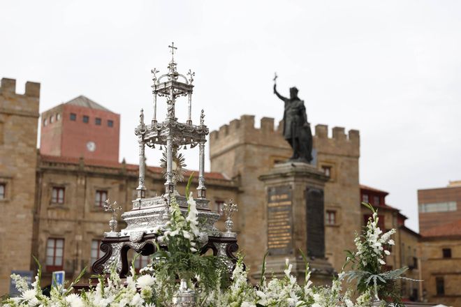 Pétalos, incienso, niños... así fue la procesión del Corpus Christi en Gijón (en imágenes)