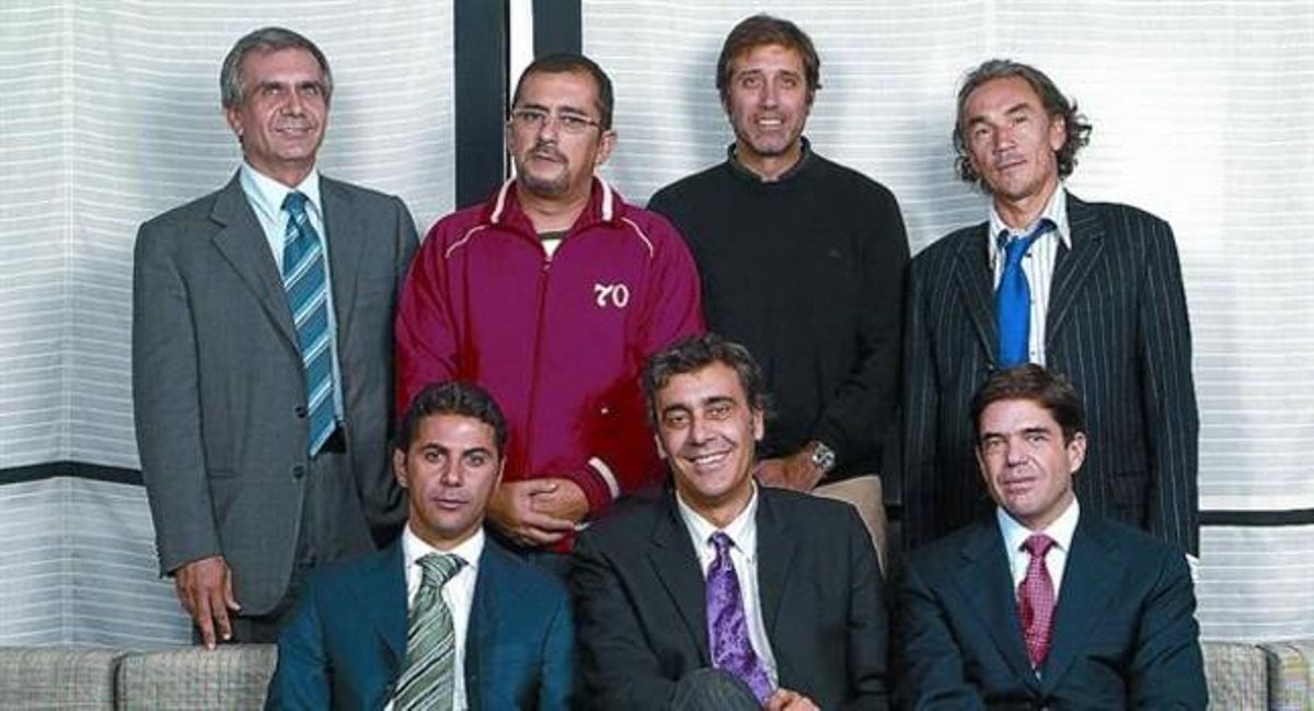L’equip de La Sexta el 2005. Iñaki Buruchaga (Bainet), Andreu Buenafuente (El Terrat), Emilio Aragón (Globomedia), José M. Lorenzo (Drive). José Baston (Televisa), Tatxo Benet (Mediapro), Alfonso de Angoitia (Televisa). L’equip de La Sexta el 2005. Iñaki Buruchaga (Bainet), Andreu Buenafuente (El Terrat), Emilio Aragón (Globomedia), José M. Lorenzo (Drive). José Baston (Televisa), Tatxo Benet (Mediapro), Alfonso de Angoitia (Televisa).