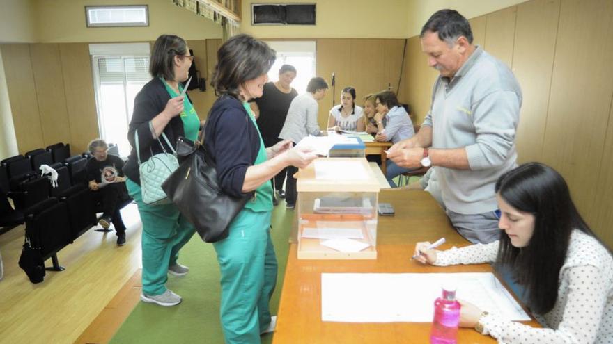 Funcionarios de Meaño en unas anteriores elecciones.   | // I.ABELLA