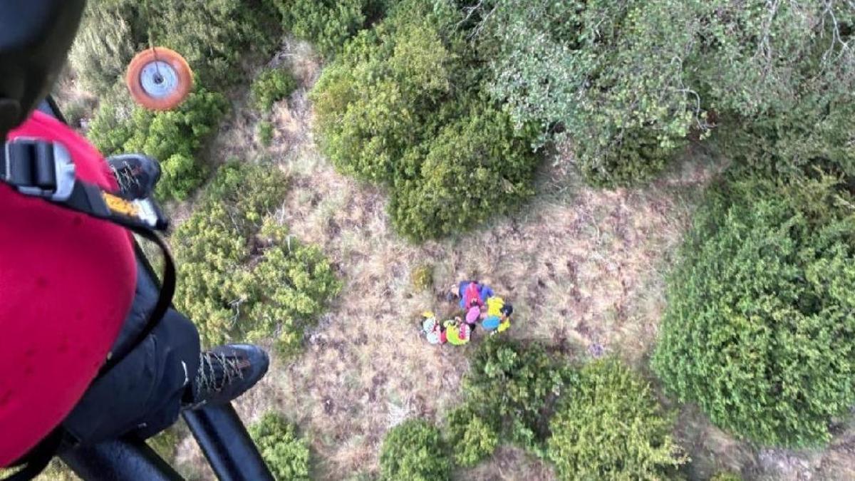 Els Bombers han rescatat les dues excursionistes amb helicòpter.