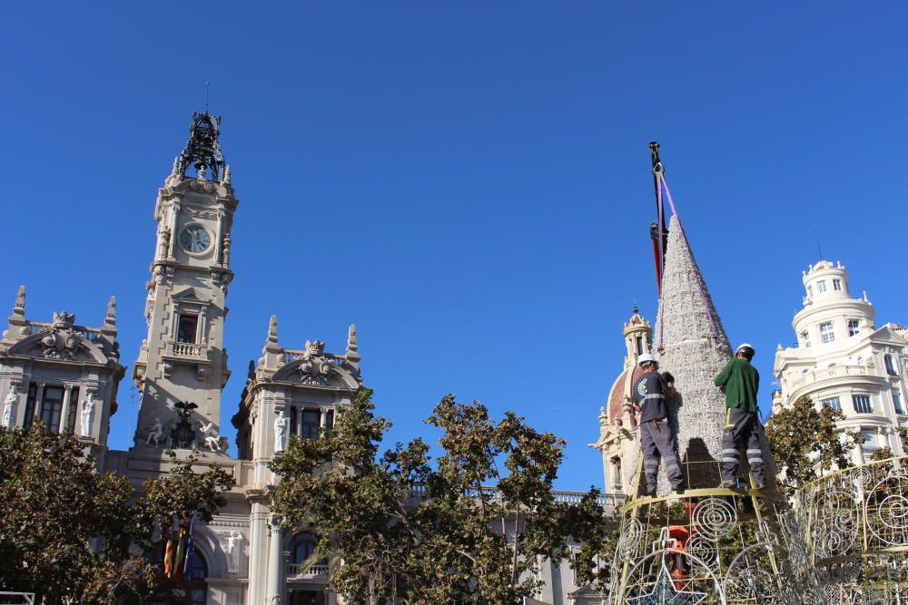 Montaje del árbol de navidad del ayuntamiento