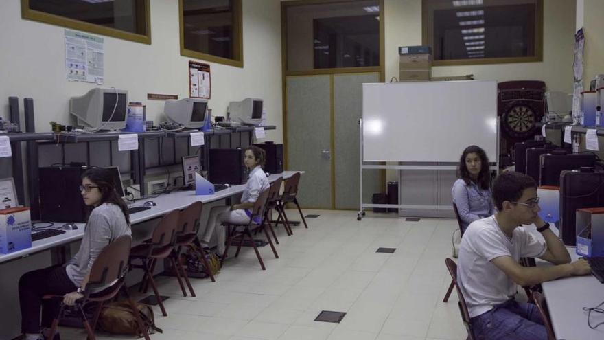 Sobre estas líneas, parte de los alumnos en un laboratorio del campus. A la derecha, el profesor Miguel Ángel José Prieto.