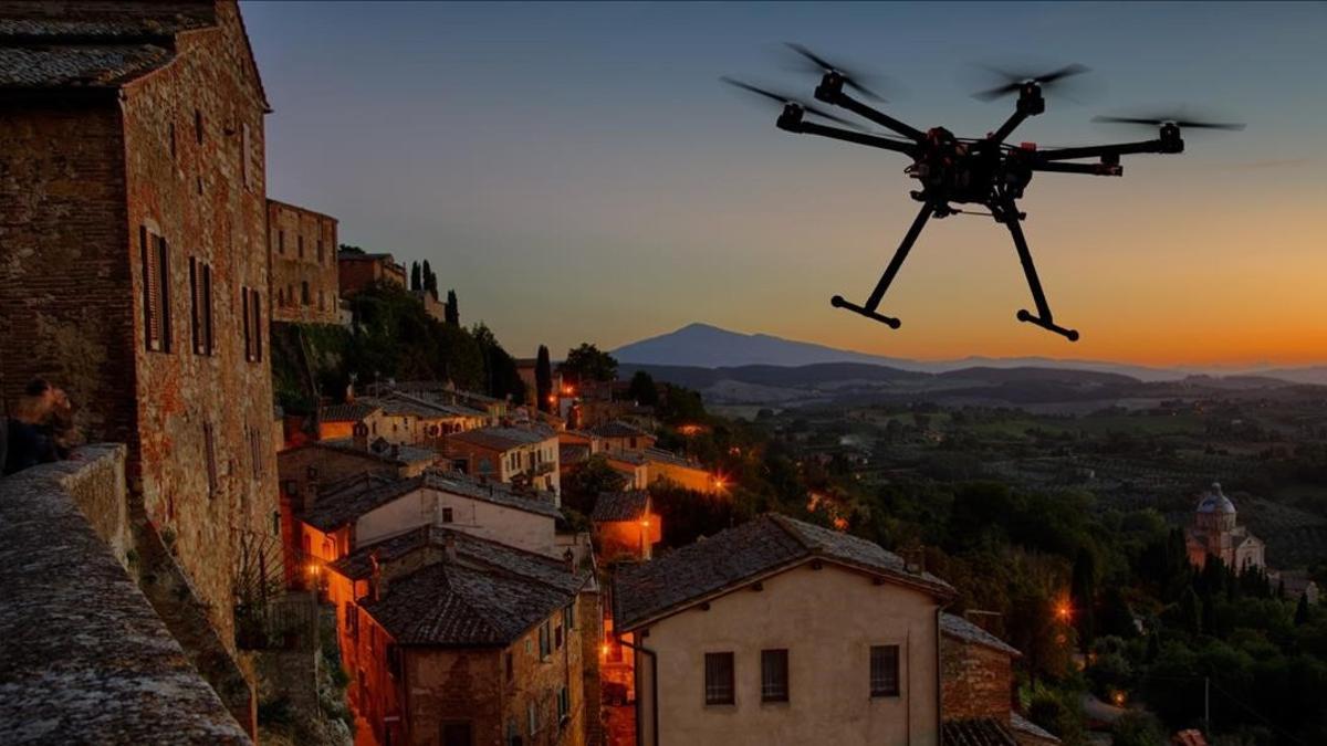 La silueta de un dron volando por una localidad europea.