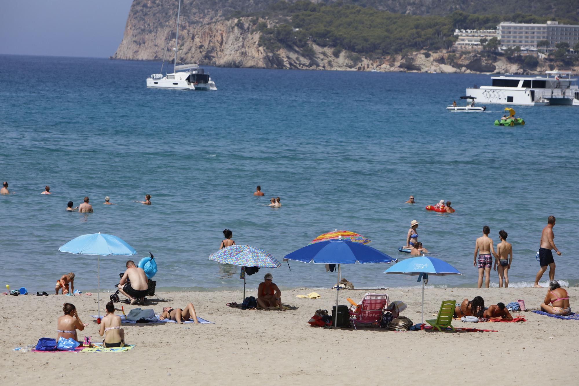 Sommer in Peguera: So genießen die Mallorca-Urlauber das Leben am beliebten Badestrand