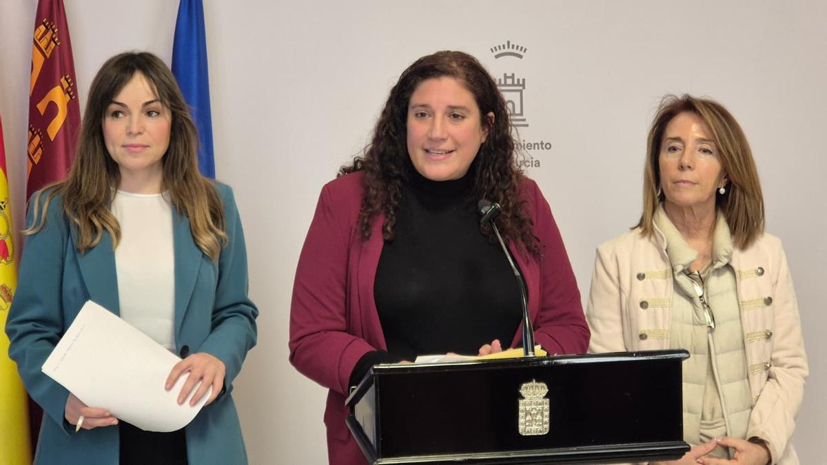 En el centro, la concejala de Talento Joven y Espacios Públicos, Sofía lópez Briones, tras la Junta de Gobierno.