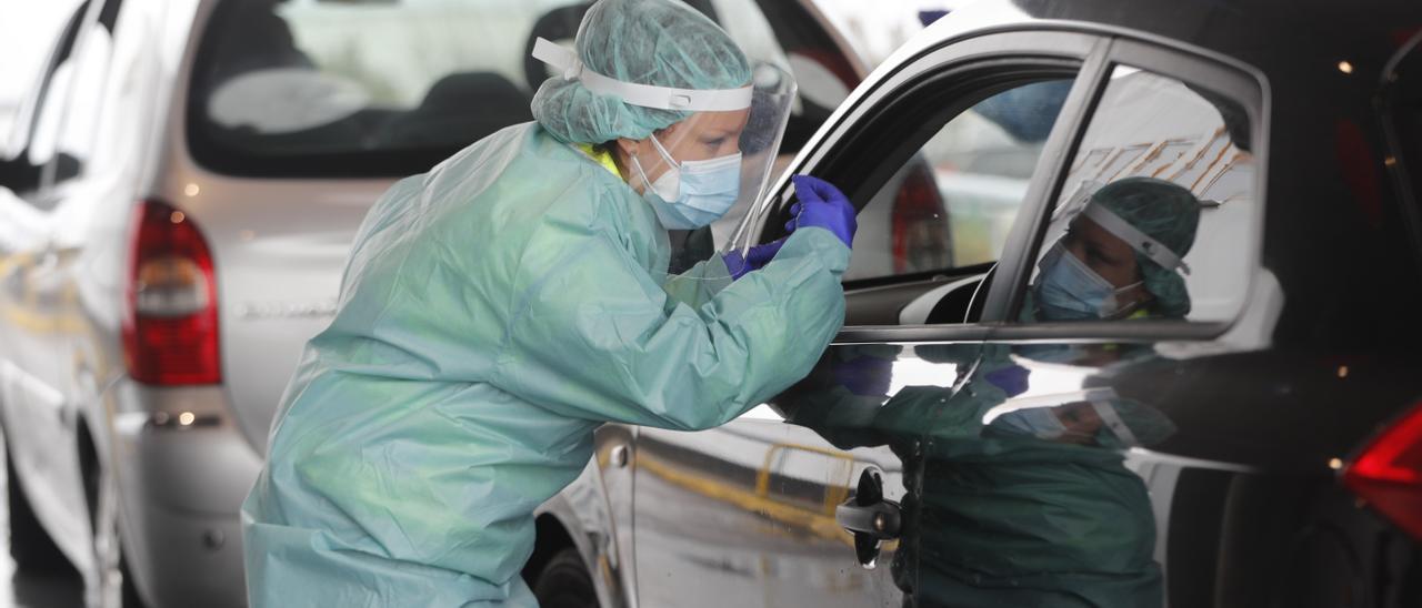 Pruebas PCR en el Covid-Auto del hospital Meixoeiro