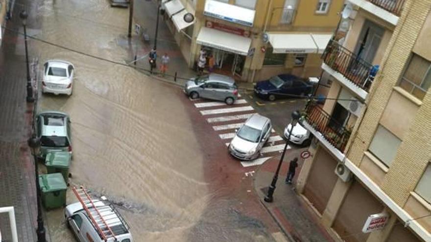 El agua anegó durante la tarde diversas calles de Cheste