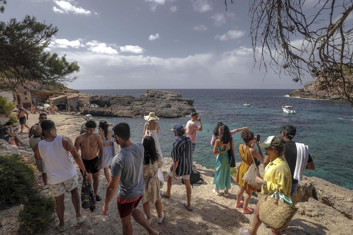 Fotos | El Caló des Moro, saturado de turistas