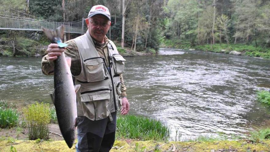 Guillermo Maraño, con el primer salmón de Asturias en La Volta, zona del Eo a su paso por San Tirso de Abres.