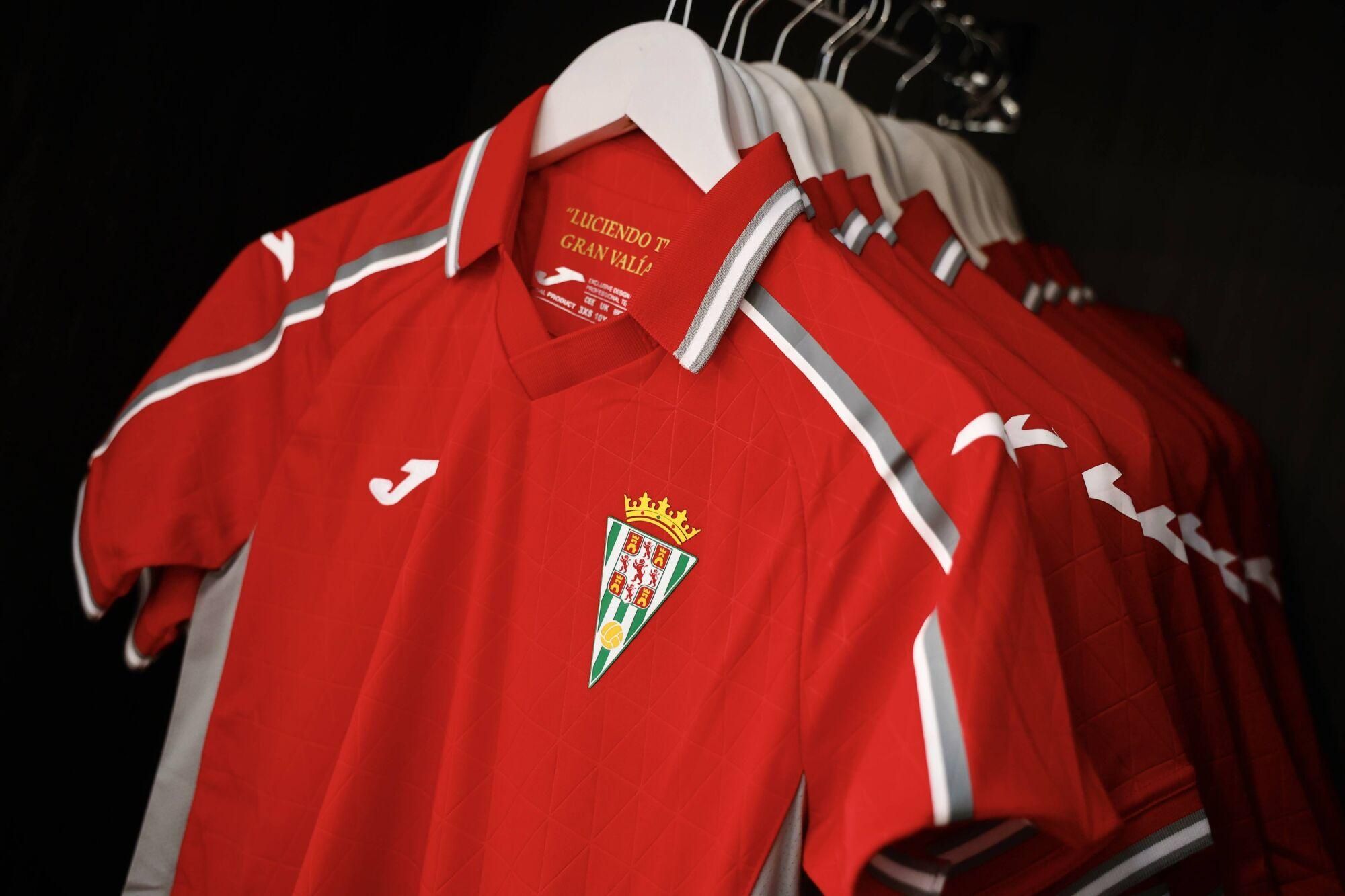La afición del Córdoba CF, entre la nostalgia y la ambición con sus nuevas camisetas
