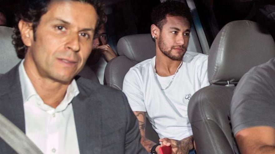 Neymar, operado por el médico de la selección brasileña para disgusto del PSG