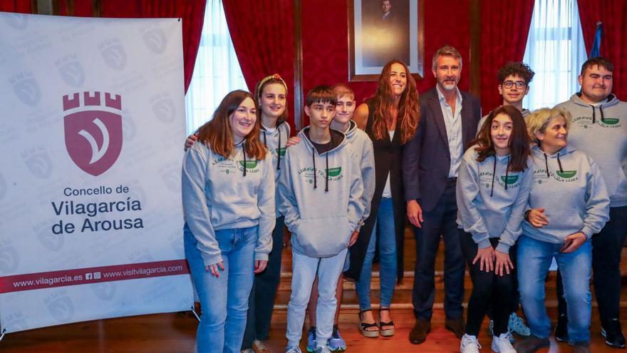 El alcalde, Alberto Varela, y la edil de Educación, Paola María, recibieron a los alumnos y profesores del Cotarelo que regresaron del intercambio en Polonia.