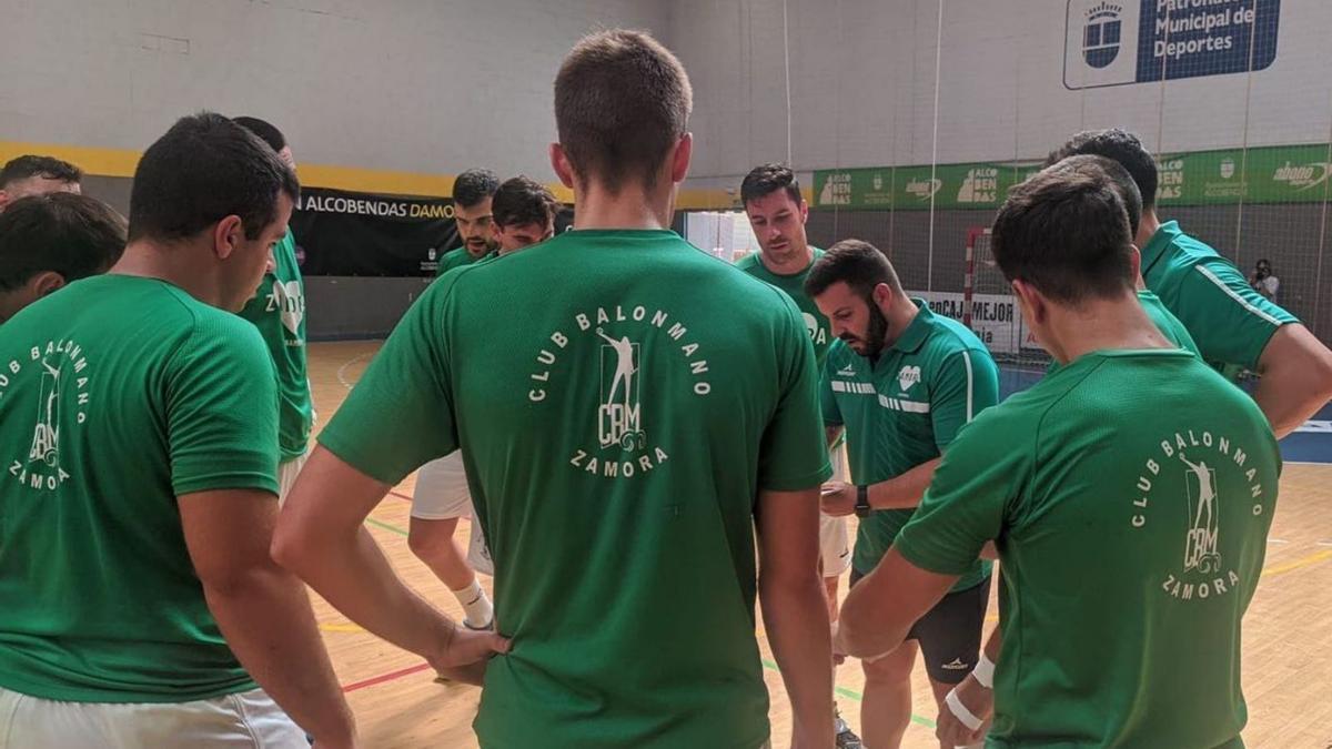 Iván López da instrucciones a sus hombres