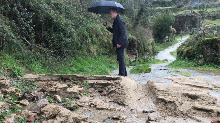 En la parroquia de Xende las carreteras se llenaron de barro y de piedras por una tromba de agua.