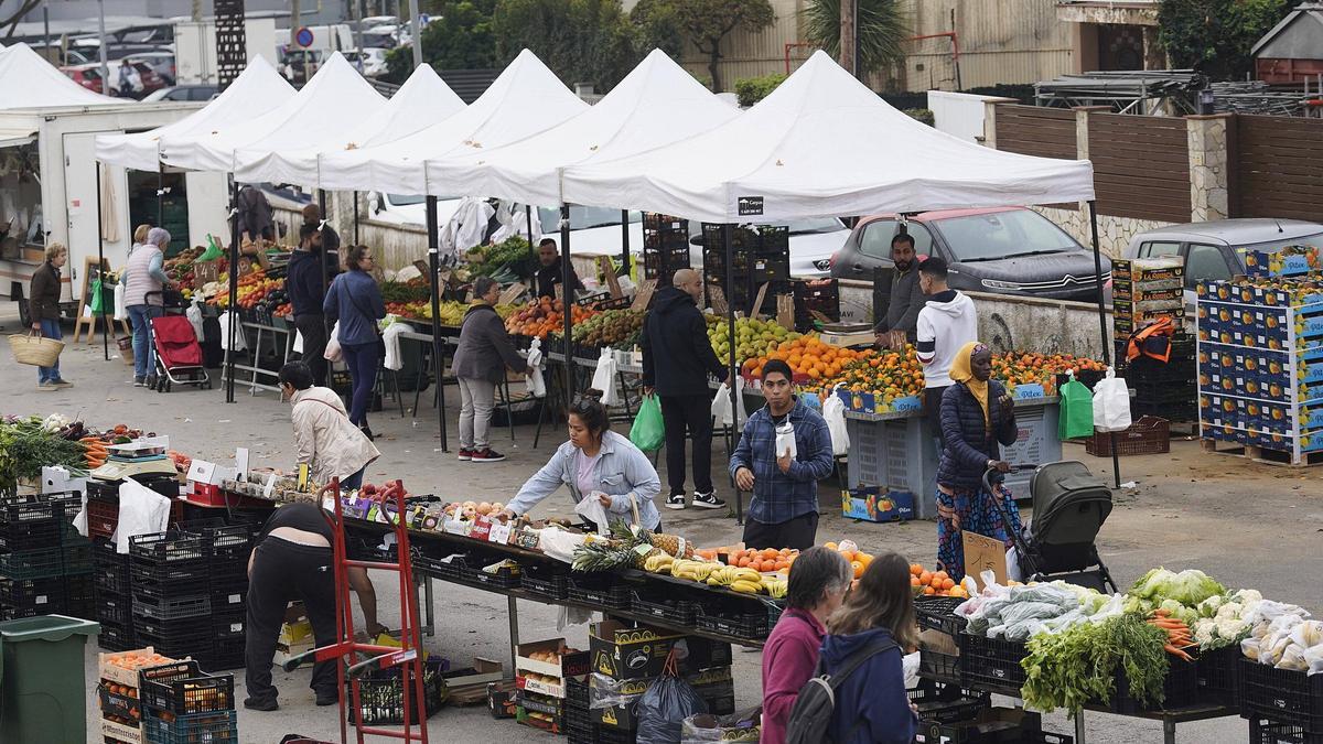 Platja d'Aro Mercat situat a l'aparcament de la Masia Bas.