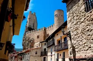 Parece un castillo de cuento, pero es la ciudad más pequeña de España