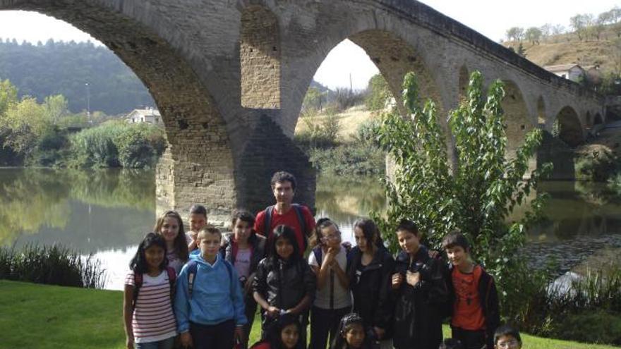 Los alumnos y un profesor del Virgen del Canto durante su visita a la localidad de Puente la Reina.