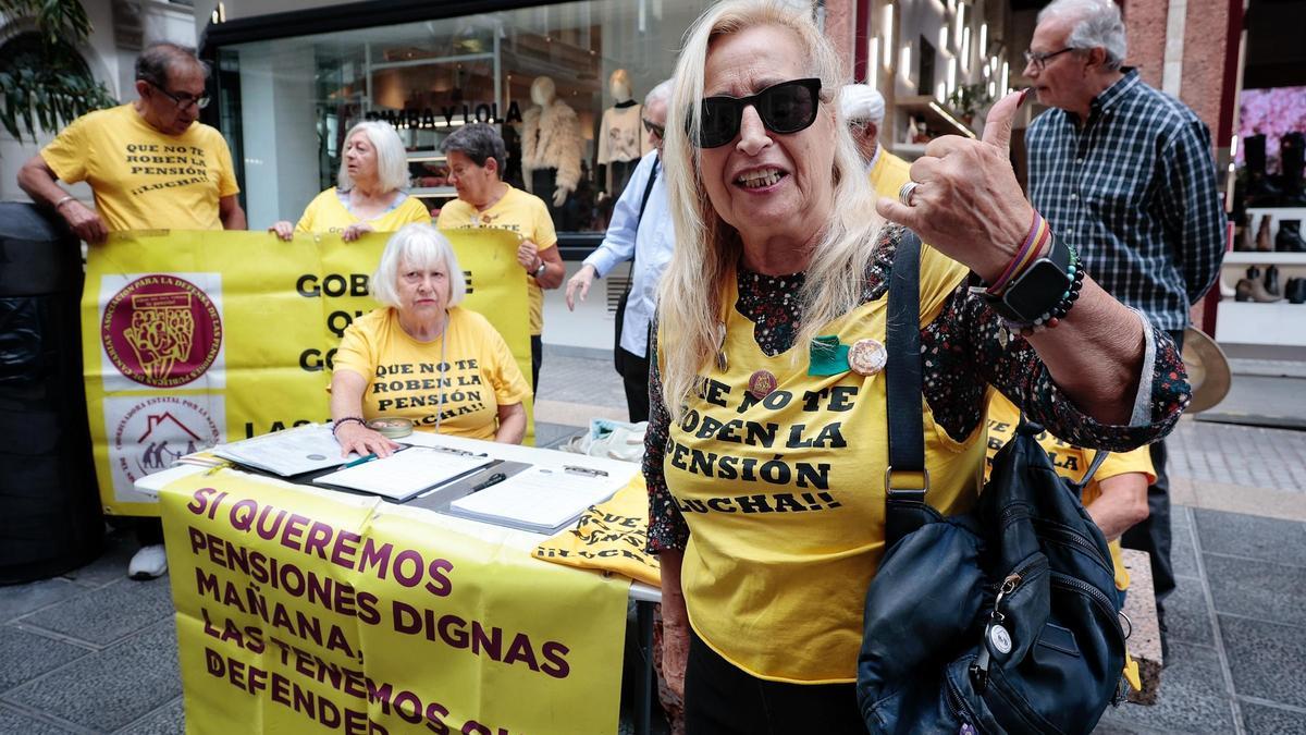 Elvira Olmo, en primer plano, y al fondo sus compañeros de lucha en la calle Castillo de Santa Cruz