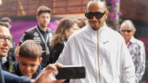 Lewis Hamilton , en el paddock de Melbourne