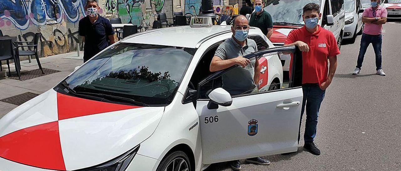 Un grupo de taxistas de la cooperativa. Abajo, su nueva web.