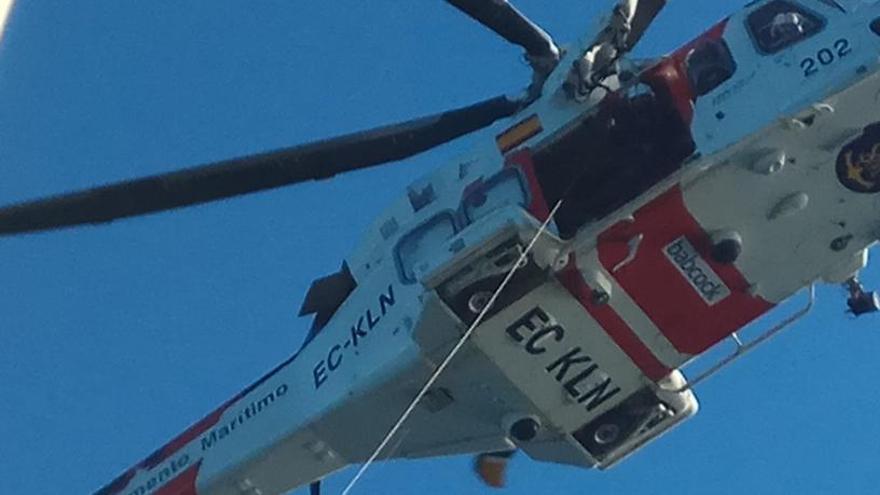 El helicóptero de Salvamento rescata a un navegante de 75 años en el Portitxol de Xàbia