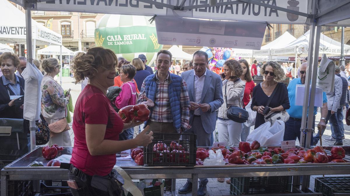 El alcalde, Luciano Huerga, y el subdelegado del Gobierno, Ángel Blanco, visitando uno de los puestos.