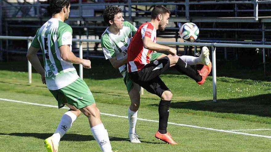 Gavilán trata de controlar el balón ante dos rivales, ayer.