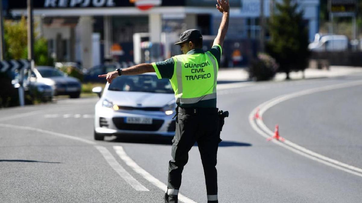 Un guardia civil en un control de tráfico.
